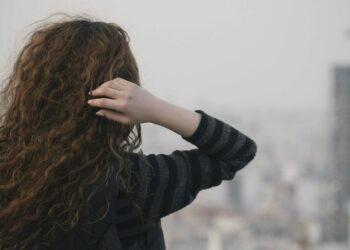 Inquinamento urbano e capelli: come proteggere la chioma dallo smog