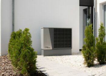 Unità esterna di una pompa di calore sulla parete di una casa, tra le tecnologie finanziabili con la clausola energetica UE