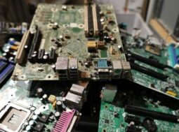 Circuiti elettronici obsoleti accatastati, e-waste da riciclare