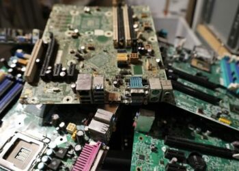 Circuiti elettronici obsoleti accatastati, e-waste da riciclare