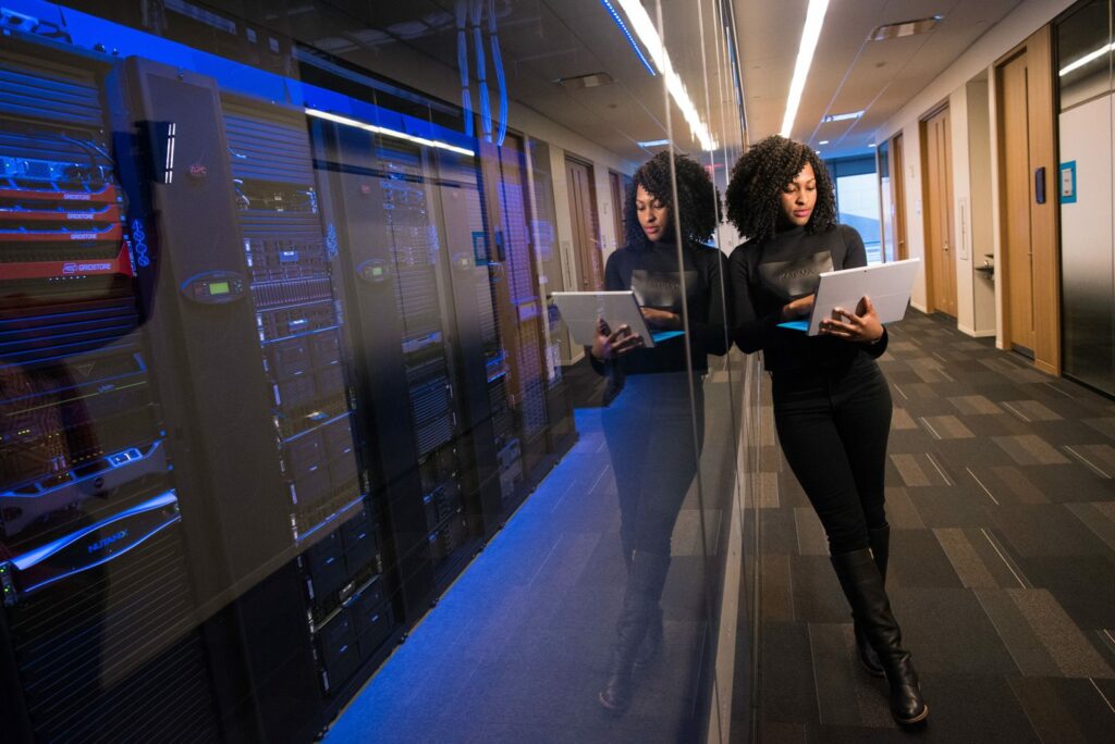 Tecnica al lavoro con un laptop in un data center
