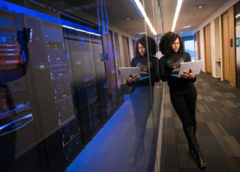 Tecnica al lavoro con un laptop in un data center