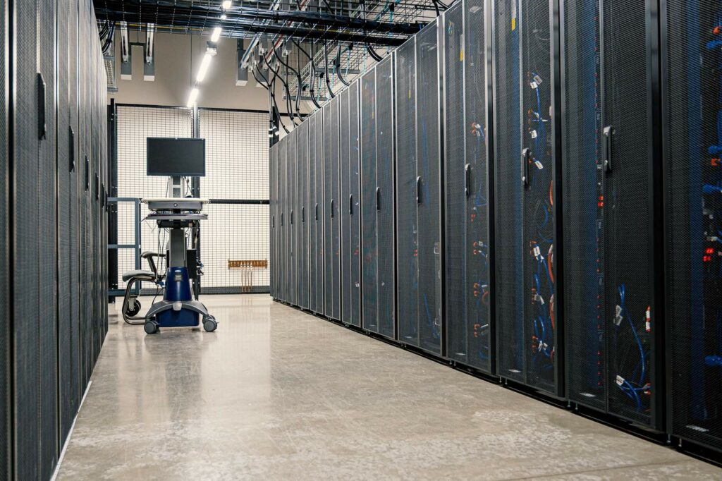 Corridoio di rack in un data center: l'infrastruttura che sostiene l'intelligenza artificiale