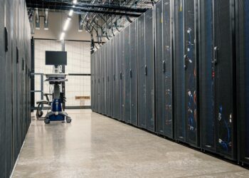Corridoio di rack in un data center: l'infrastruttura che sostiene l'intelligenza artificiale