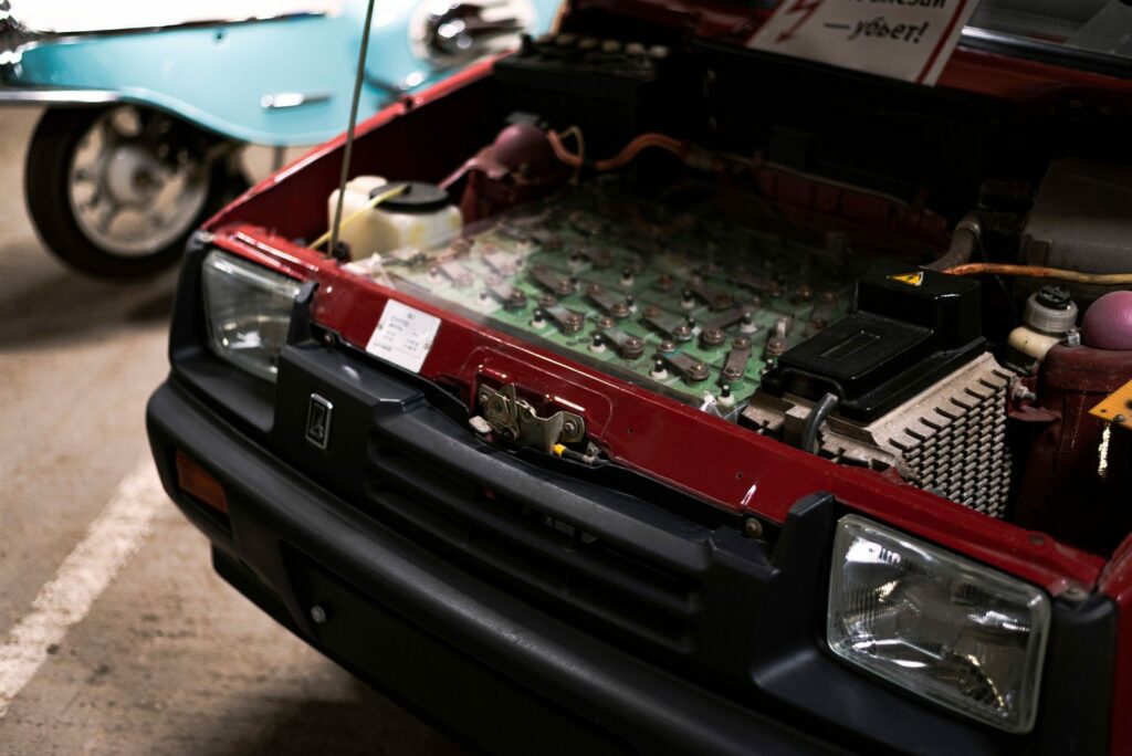 Retrofit elettrico: vano motore di un'auto d'epoca da convertire