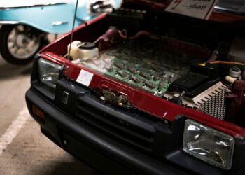 Retrofit elettrico: vano motore di un'auto d'epoca da convertire