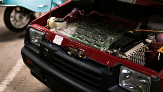 Retrofit elettrico: vano motore di un'auto d'epoca da convertire