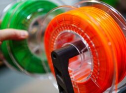 Stampante 3D che deposita filamento, articolo sul riciclo dei materiali per stampa 3D