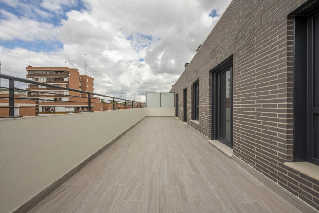 Terrazza con pavimento esterno in gres effetto legno