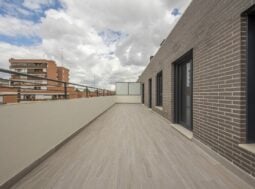 Terrazza con pavimento esterno in gres effetto legno