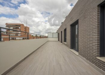 Terrazza con pavimento esterno in gres effetto legno