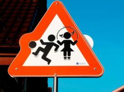 Cartello stradale triangolare di attenzione bambini in ambito urbano