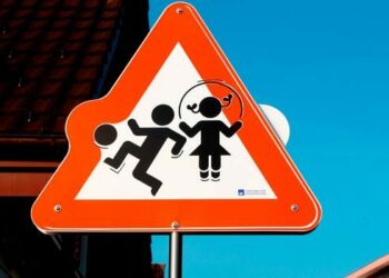 Cartello stradale triangolare di attenzione bambini in ambito urbano