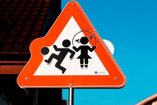 Cartello stradale triangolare di attenzione bambini in ambito urbano