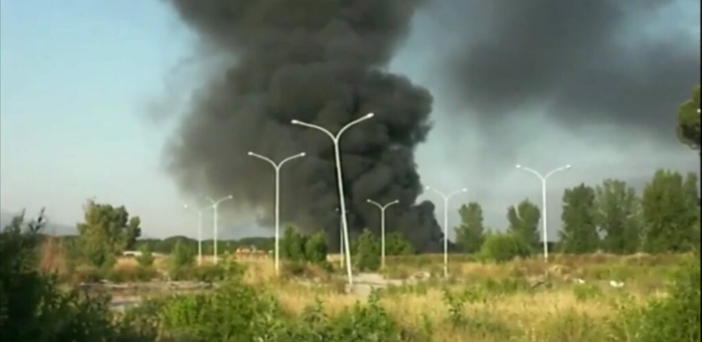 Colonna di fumo nero da un rogo di rifiuti a Pascarola-Caivano, nella Terra dei Fuochi, nel 2012