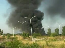 Colonna di fumo nero da un rogo di rifiuti a Pascarola-Caivano, nella Terra dei Fuochi, nel 2012