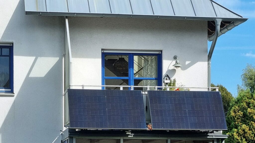 Fotovoltaico da balcone: due pannelli solari montati in verticale sulla ringhiera di un balcone di una casa a Brema