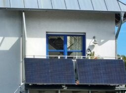 Fotovoltaico da balcone: due pannelli solari montati in verticale sulla ringhiera di un balcone di una casa a Brema