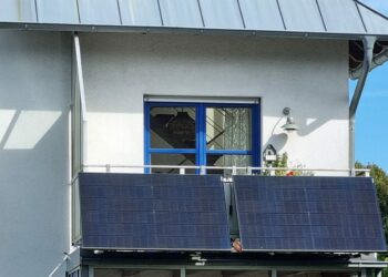 Fotovoltaico da balcone: due pannelli solari montati in verticale sulla ringhiera di un balcone di una casa a Brema