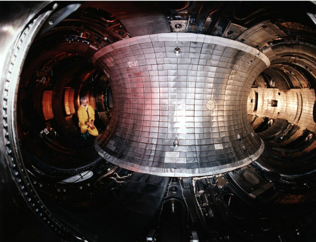 Fusione nucleare: l'interno della camera del Tokamak Fusion Test Reactor (TFTR) del Princeton Plasma Physics Laboratory, con le pareti rivestite di piastrelle