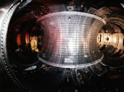 Fusione nucleare: l'interno della camera del Tokamak Fusion Test Reactor (TFTR) del Princeton Plasma Physics Laboratory, con le pareti rivestite di piastrelle