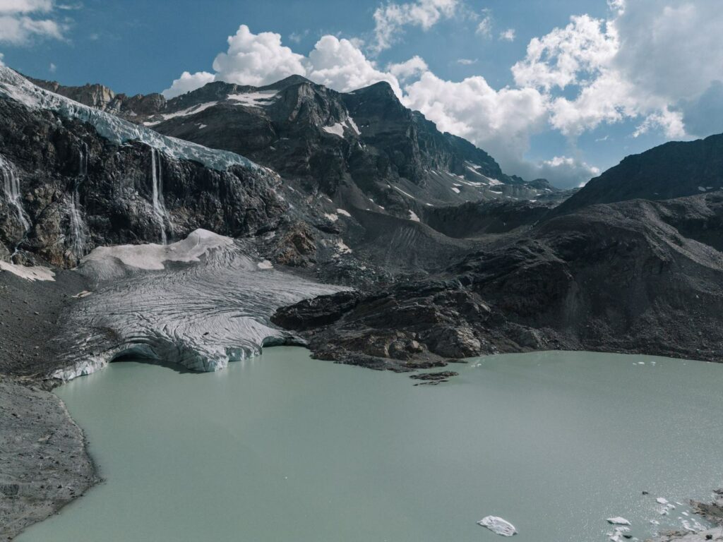 Ghiacciaio in ritiro con lago di fusione turchese: con l'overshoot climatico la perdita di ghiaccio non torna indietro