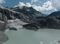 Ghiacciaio in ritiro con lago di fusione turchese: con l'overshoot climatico la perdita di ghiaccio non torna indietro