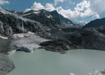 Ghiacciaio in ritiro con lago di fusione turchese: con l'overshoot climatico la perdita di ghiaccio non torna indietro