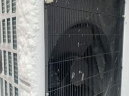 Pompa di calore aria-acqua in funzione durante una nevicata: le pompe di calore funzionano anche sotto zero
