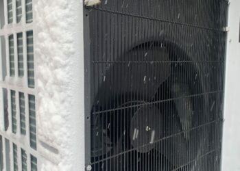 Pompa di calore aria-acqua in funzione durante una nevicata: le pompe di calore funzionano anche sotto zero