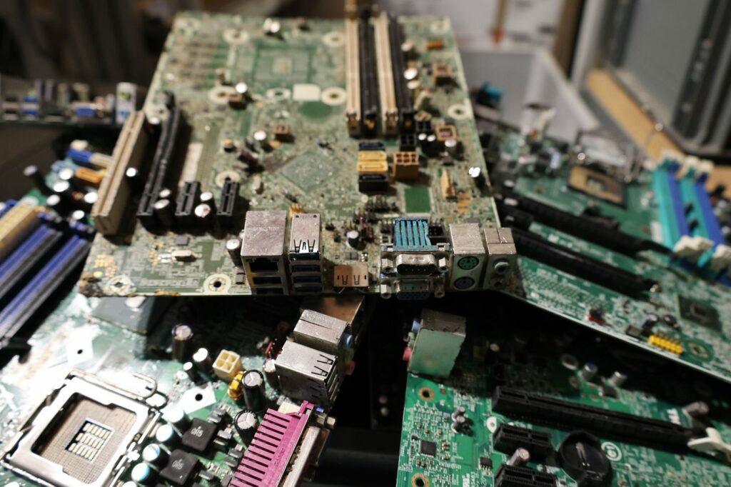Cumulo di schede elettroniche dismesse: i rifiuti elettronici dei data center crescono con l'IA