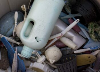 Rifiuti marini di plastica raccolti su una spiaggia dell'atollo di Midway: tanica, spazzolini, boe e frammenti
